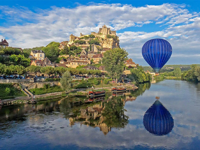 Balloon flying over castle of Castelnaud